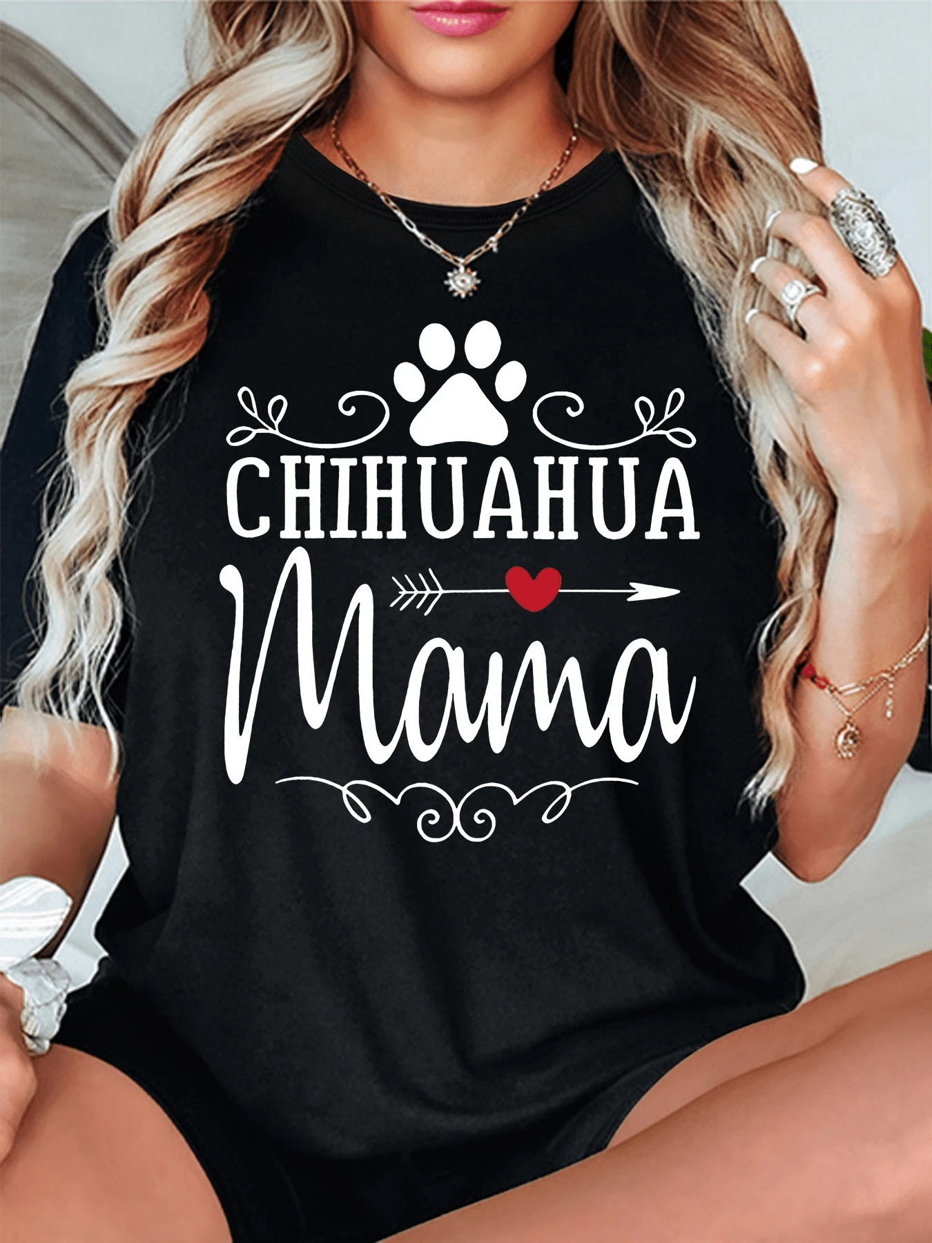 Paw Print With Heart And Arrow Symbolizing Unconditional Love For A Loyal Pet And The Tenderness Of Being An Animal-Loving Mother. Casual, Comfortable, And Modern Women's T-Shirt - 黑色 - 查看 1