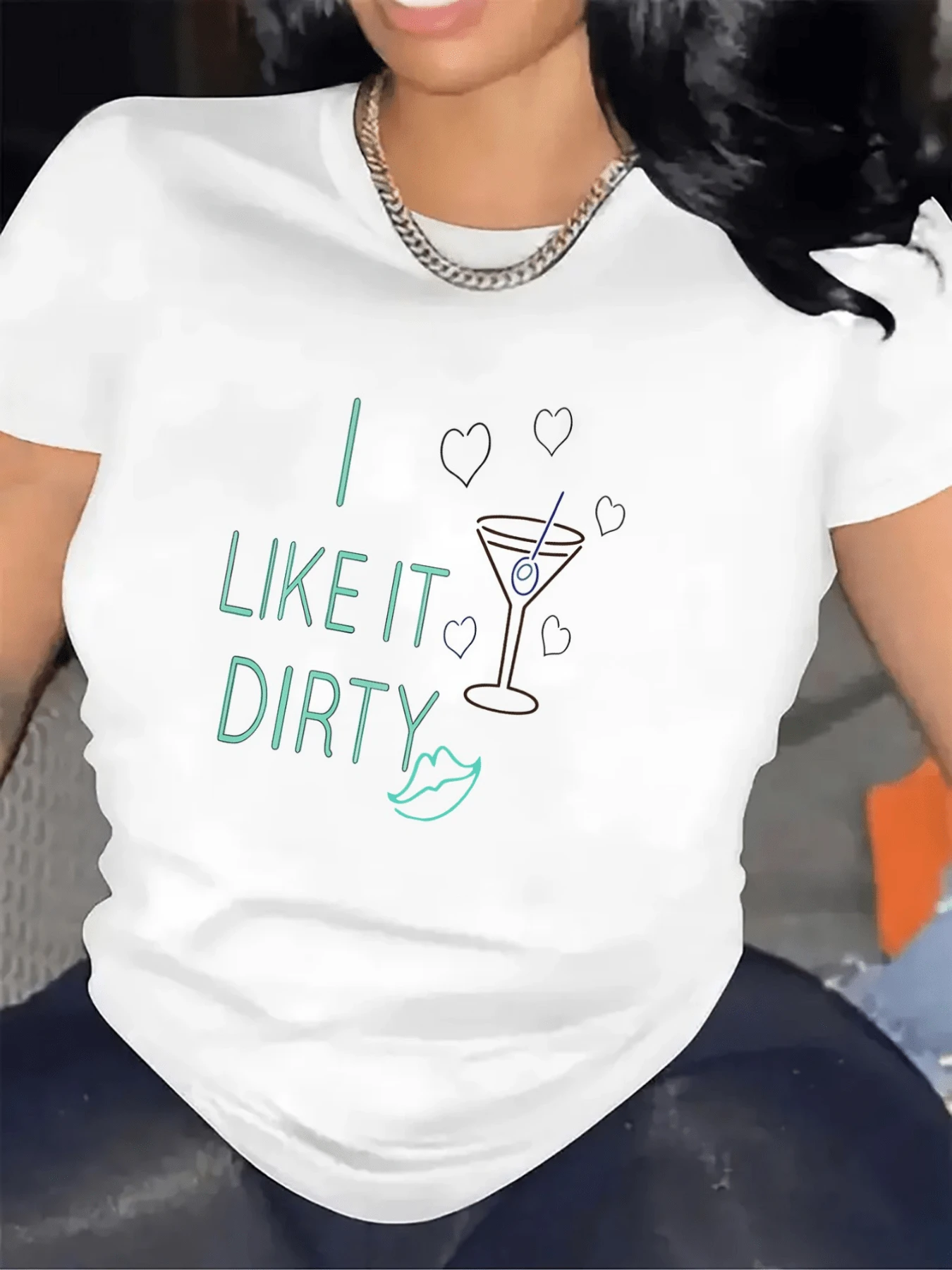 Sparkling Cocktail Glasses Surrounded By Hearts And A Kiss Expressing Nighttime Fun And Daring Style With A Modern Phrase On A Casual Women's T-Shirt For Elegant Social Occasions - 白色 - 查看 1