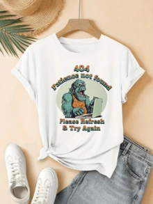 Figura de criatura furiosa frente a una computadora simbolizando la pérdida de paciencia y la frustración digital con mensaje humorístico 404 patience not found camiseta de mujer casual moderna para diario - Blanco - Ver 1