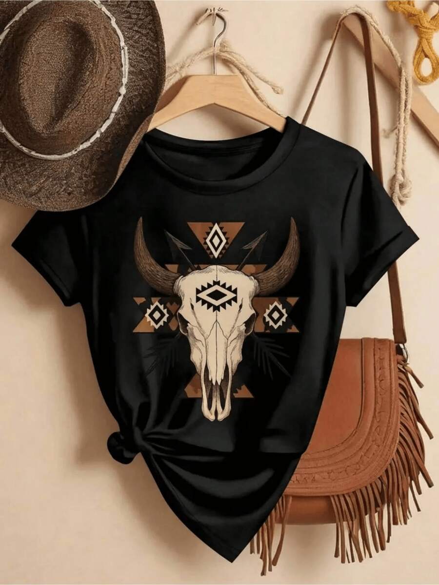 Cráneo de toro con símbolos tribales que evocan fuerza espíritu libre y conexión con la naturaleza camiseta de mujer casual moderna cómoda para uso diario - Negro - Ver 1