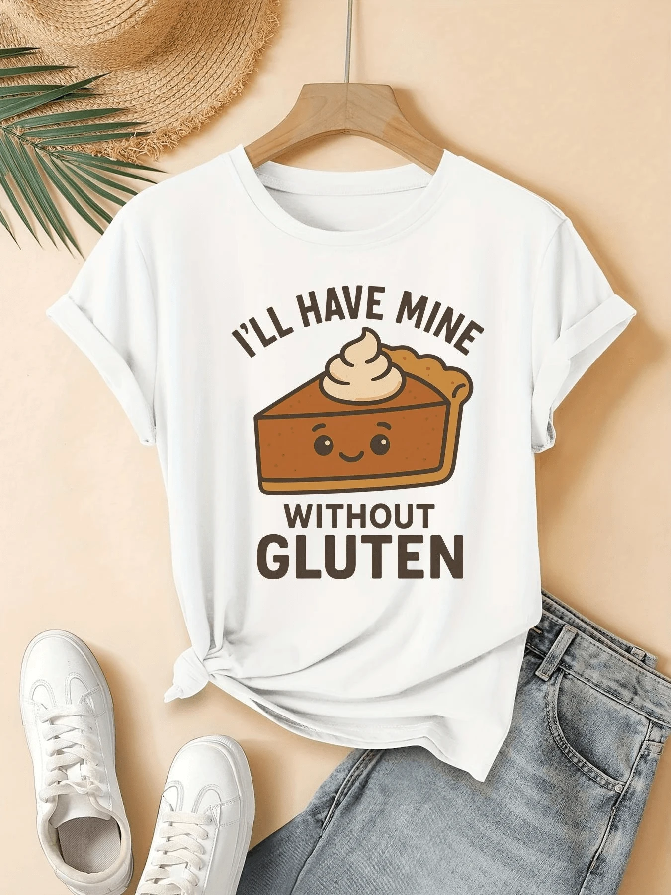 Pastel sonriente con crema que celebra la alegría de disfrutar postres sin gluten transmitiendo un mensaje divertido sobre bienestar y elección consciente camiseta de mujer casual moderna para uso diario - Blanco - Ver 1