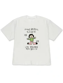 Cheerful Children's Drawing Of A Smiling Person With Open Arms Conveying Confidence And Serenity, Along With Korean Phrases That Evoke Calm In The Face Of The World. A Modern And Comfortable Casual Women's T-Shirt For Everyday Wear. - 白色 - 查看 1