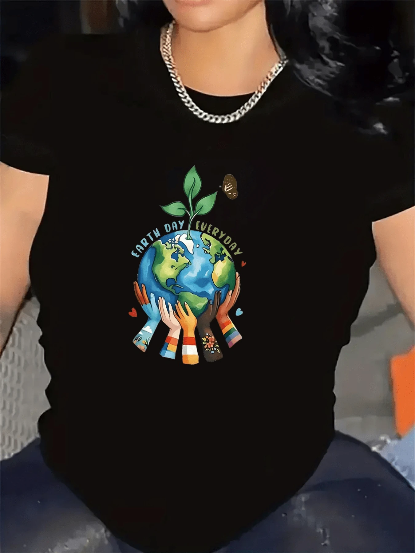 Multicolored Hands Hold The Planet Surrounded By Hearts And A Butterfly, Symbolizing Unity, Respect, And Love For The Earth And Nature. Comfortable Casual Women's T-Shirt For Everyday Wear. - 黑色 - 查看 1