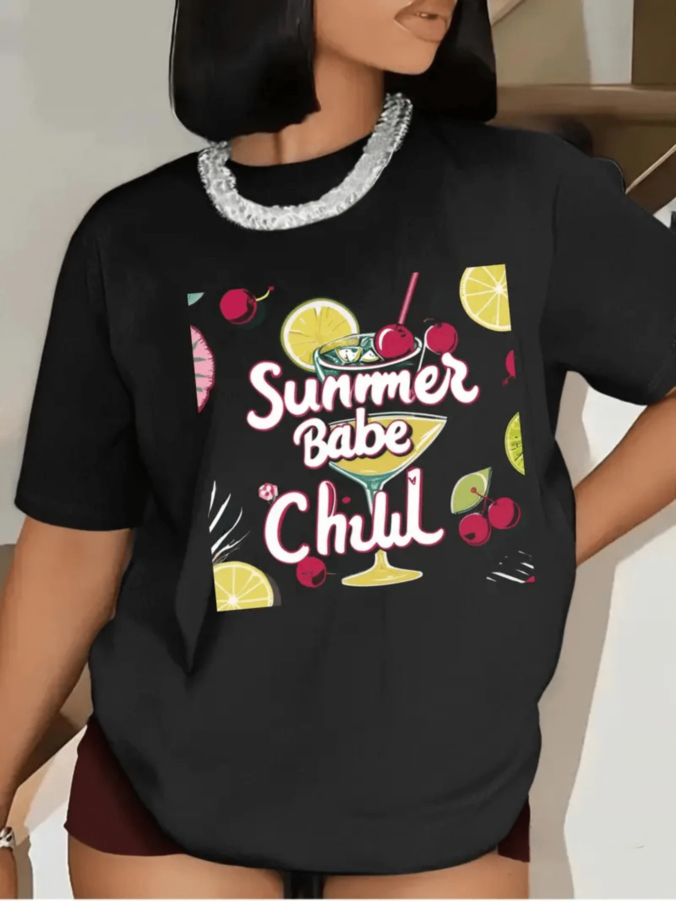 Citrus Fruits And Cherries Next To A Glass That Evokes Freshness, Joy And Moments Of Rest Under The Sun. Modern Women's T-Shirt For Summer, Casual, Comfortable And Youthful - 黑色 - 查看 1