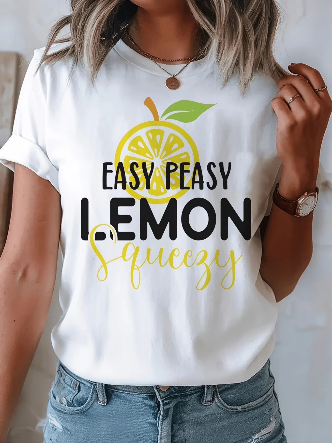 A Bright Lemon With Green Leaves Symbolizes Freshness, Positive Energy, And The Simplicity Of Enjoying Life Every Day. A Modern, Comfortable, Casual Women's T-Shirt For Everyday Wear. - 白色 - 查看 1