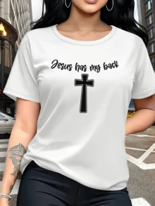 Cruz blanca que representa la fe y la protección divina con palabras que inspiran confianza espiritual y esperanza en cada camiseta de mujer casual - Blanco - Ver 6