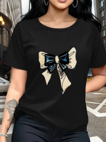 Gran lazo en tonos beige y azul que simboliza elegancia y confianza reflejando un equilibrio entre fuerza y dulzura ideal para un look moderno y femenino camiseta de mujer casual urbana cómoda - Negro - Ver 6