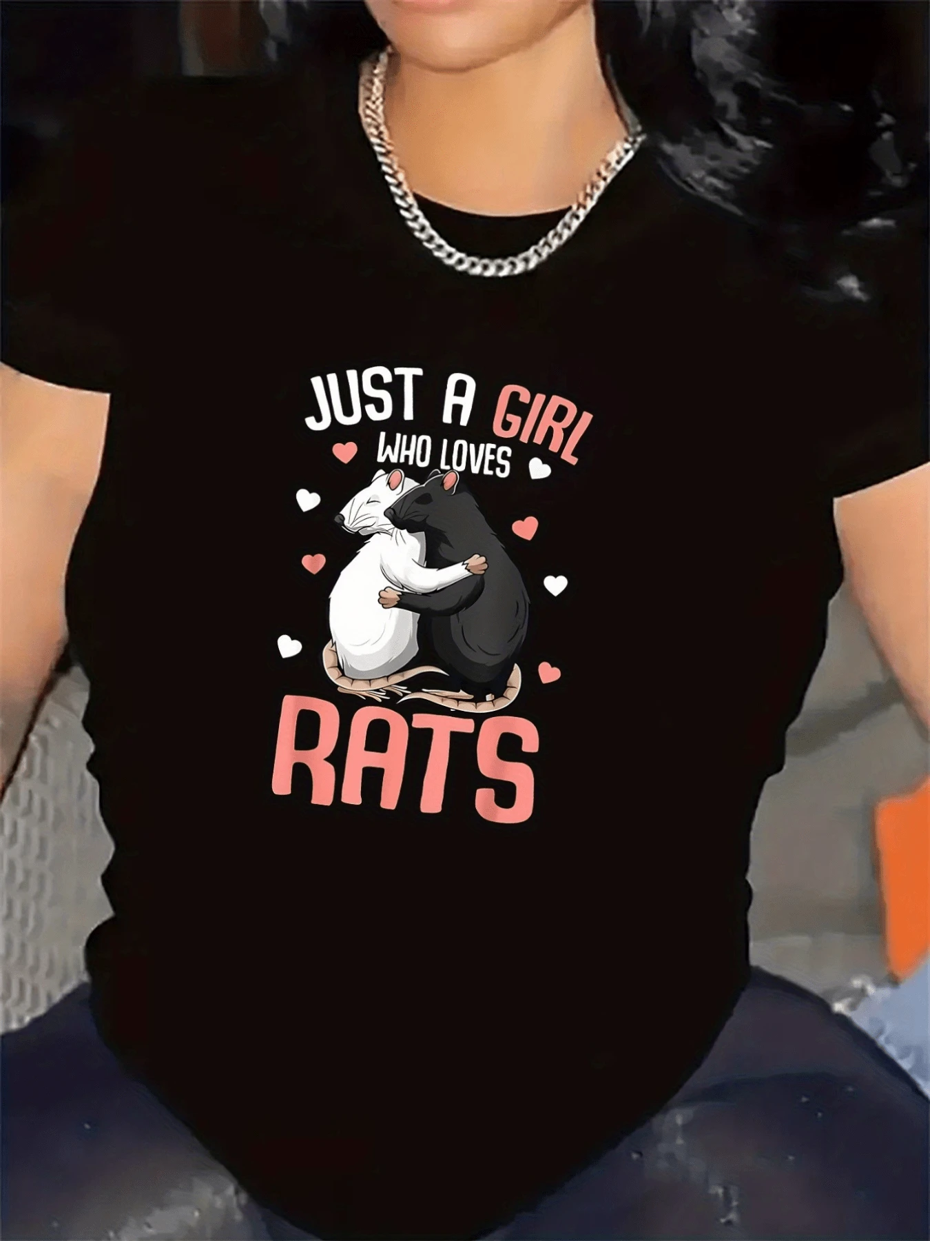 Two Mice Hugging, Surrounded By Hearts, Symbolize Tenderness And Sincere Love, Conveying A Message Of Affection And Special Connection. This Casual Women's T-Shirt With A Romantic Print And Playful Touch Is Perfect For Everyday Wear. - 黑色 - 查看 1