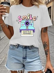 Cámara colorida con sonrisa y mensaje alegre que invita a disfrutar el viernes y los pequeños momentos de felicidad camiseta de mujer casual moderna para paseo urbano - Blanco - Ver 1