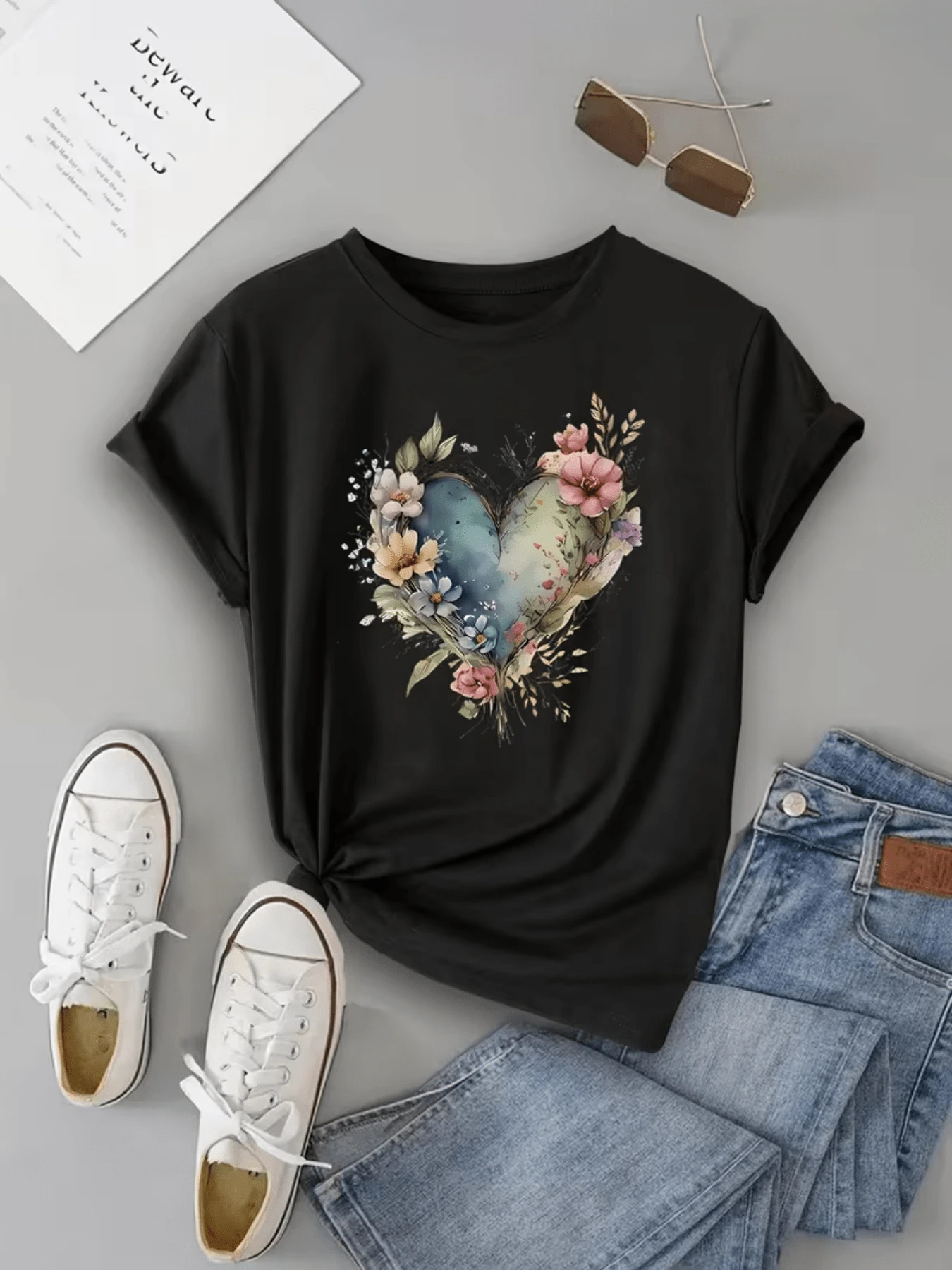 A Blue Heart Surrounded By Colorful Flowers Symbolizing Love, Serenity, And Hope, With Natural Details That Evoke Harmony And Beauty. A Modern And Comfortable Casual Women's T-Shirt. - 黑色 - 查看 1
