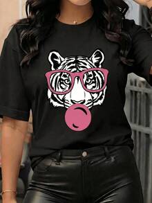 A Tiger With A Playful Attitude Wears Pink Glasses And Blows Gum, Displaying Strength, Elegance, And Modern Urban Style. Ideal For Confident Women, This Comfortable Casual Women's T-Shirt Is Perfect For Everyday Wear. - 黑色 - 查看 8