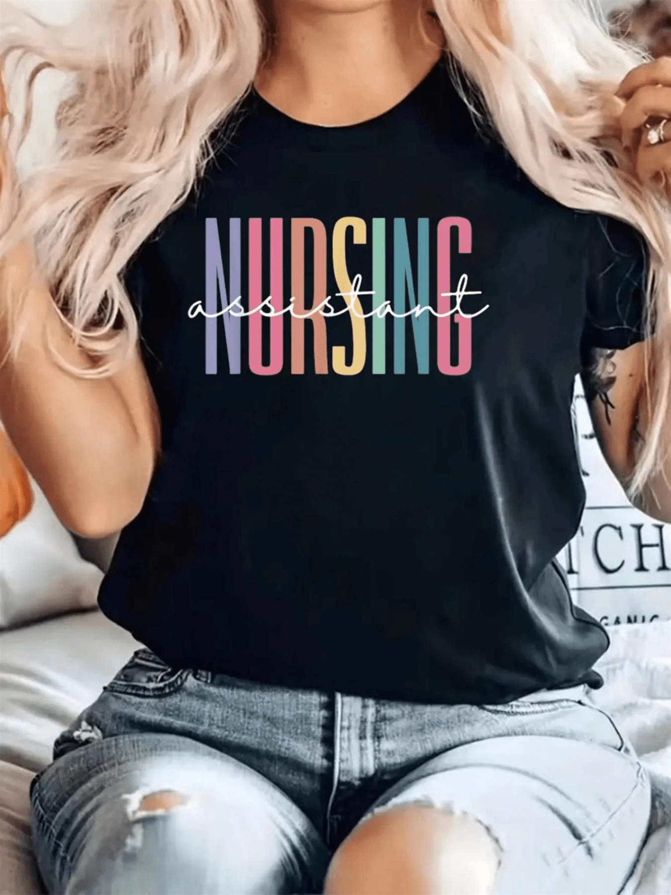 Colorful Words Representing Dedication And Pride In Nursing Work With Cheerful Typography That Inspires Positive Energy. Comfortable, Modern, Casual Women's T-Shirt For Everyday Wear. - 黑色 - 查看 1