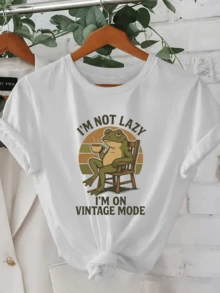 Relaxed Frog Sitting In A Rocking Chair Enjoying A Drink At Sunset, Conveying Tranquility And Retro Humor, Perfect For Moments Of Rest. Funny Vintage Casual Women's T-Shirt - 白色 - 查看 1