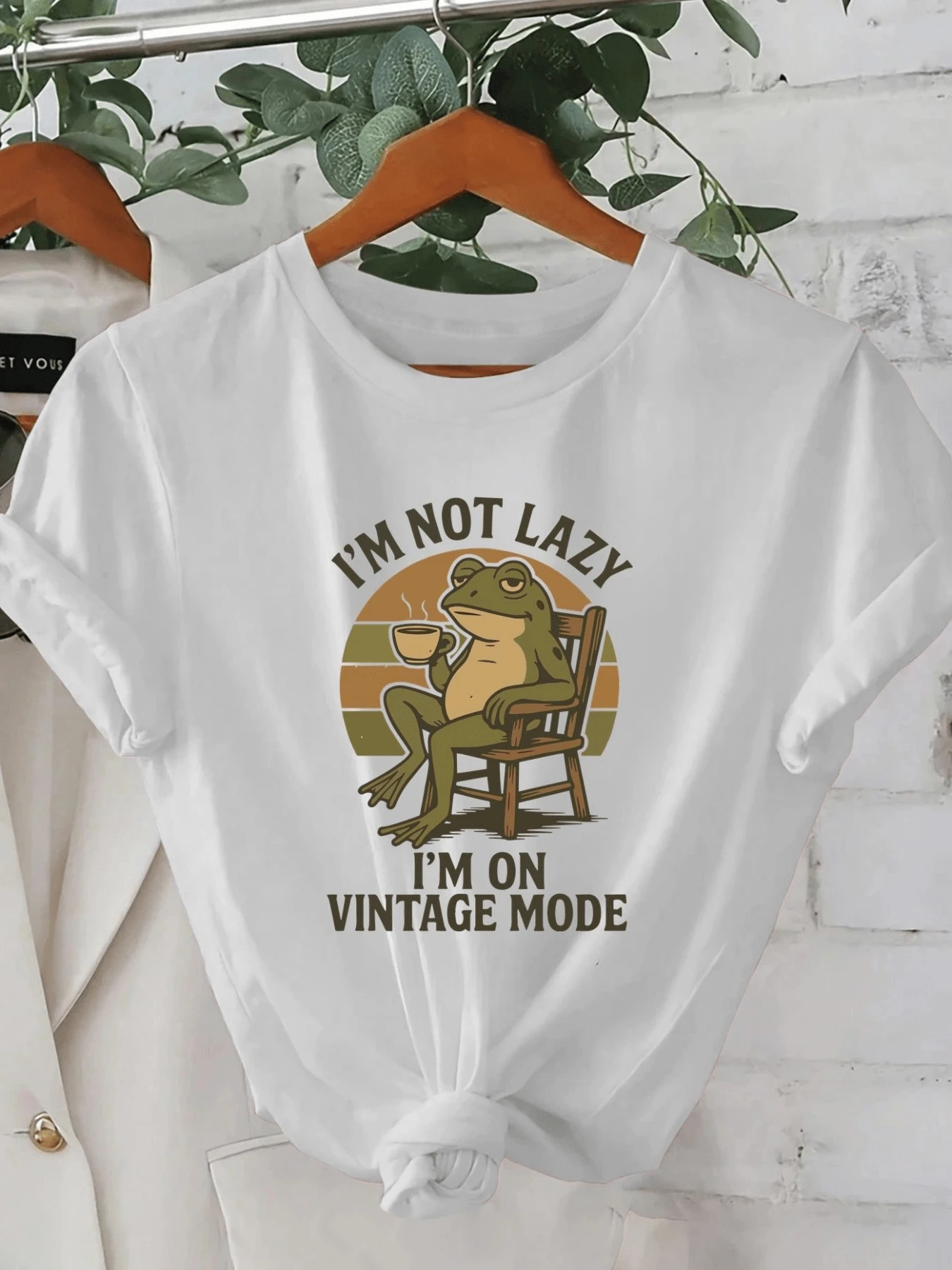 Relaxed Frog Sitting In A Rocking Chair Enjoying A Drink At Sunset, Conveying Tranquility And Retro Humor, Perfect For Moments Of Rest. Funny Vintage Casual Women's T-Shirt - 白色 - 查看 1