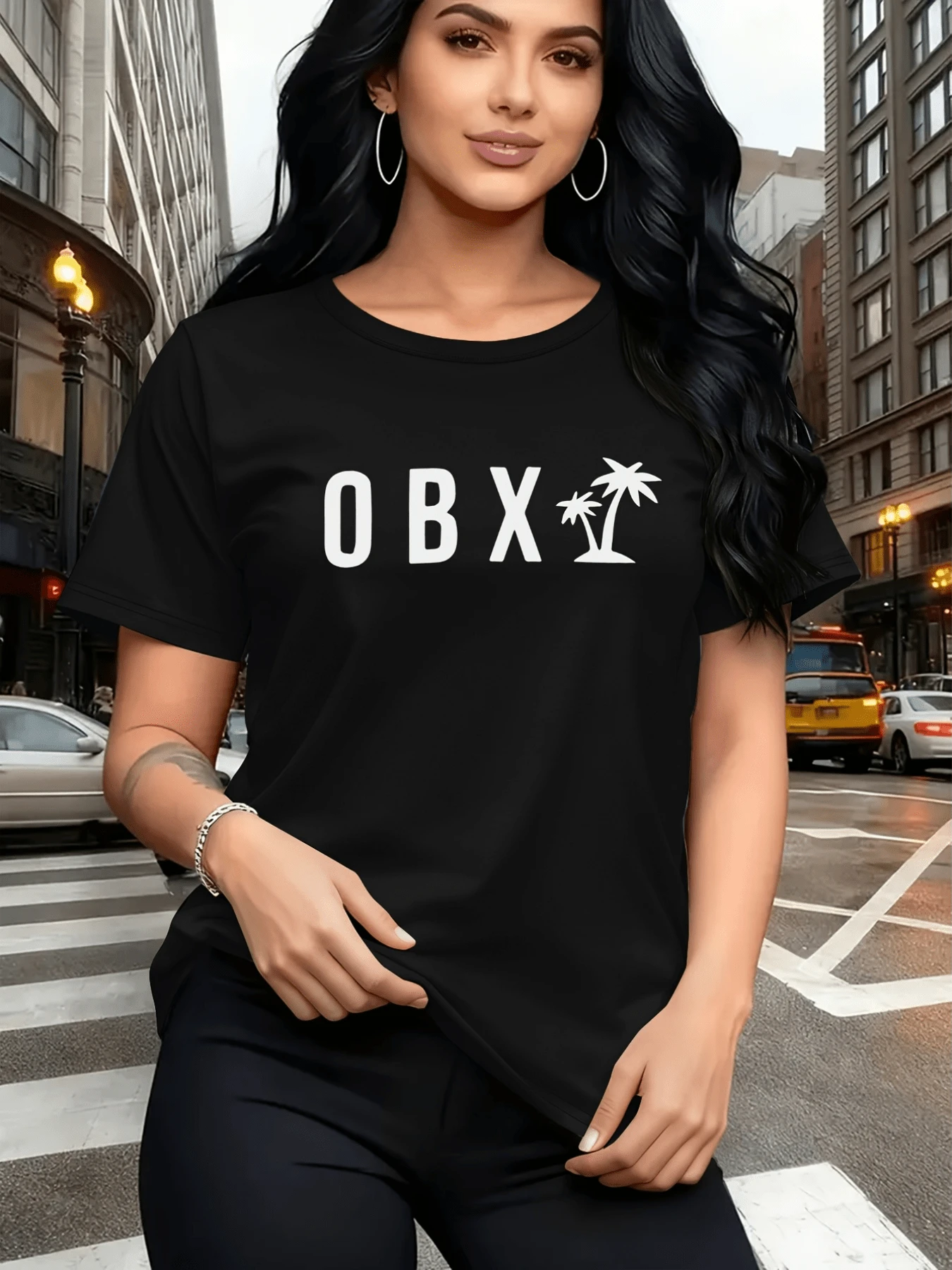 Palm Trees Alongside The Letters OBX Evoke A Sense Of Summer Freedom And A Connection To The Sea, With A Relaxed Style Ideal For Warm Days. This Modern And Comfortable Casual Women's T-Shirt Is Perfect For Women. - 黑色 - 查看 1
