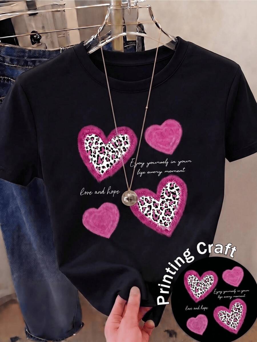 Pink Hearts With Animal Print Expressing Love, Hope, And Joy Of Living In Every Moment With An Inspirational Message. Modern Casual Women's T-Shirt - 黑色 - 查看 1