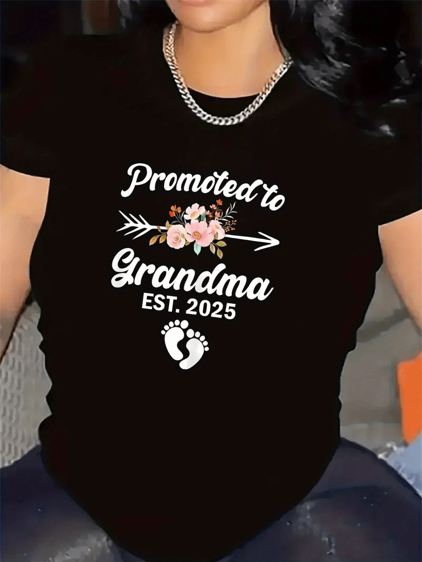 Promoted To Grandma Phrase With Colorful Flowers, Decorative Arrow And Baby Footprints Symbolizing Family Love And The Arrival Of A New Generation. Comfortable Casual Women's T-Shirt - 黑色 - 查看 1
