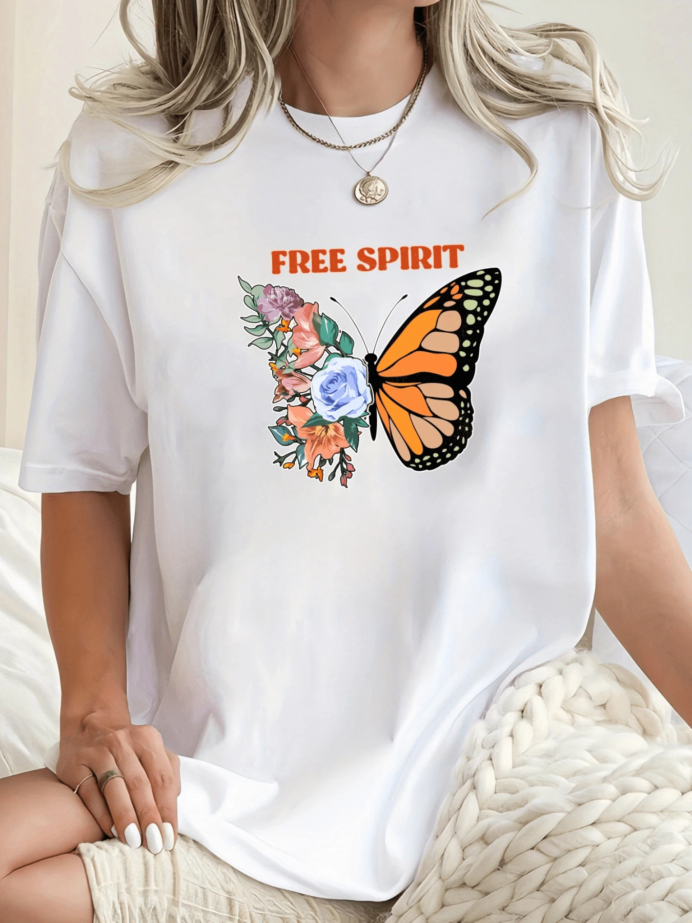 Mariposa formada por flores coloridas y pétalos que simbolizan libertad esperanza y transformación acompañada de la frase Free Spirit camiseta de mujer casual cómoda y moderna para uso diario - Blanco - Ver 1