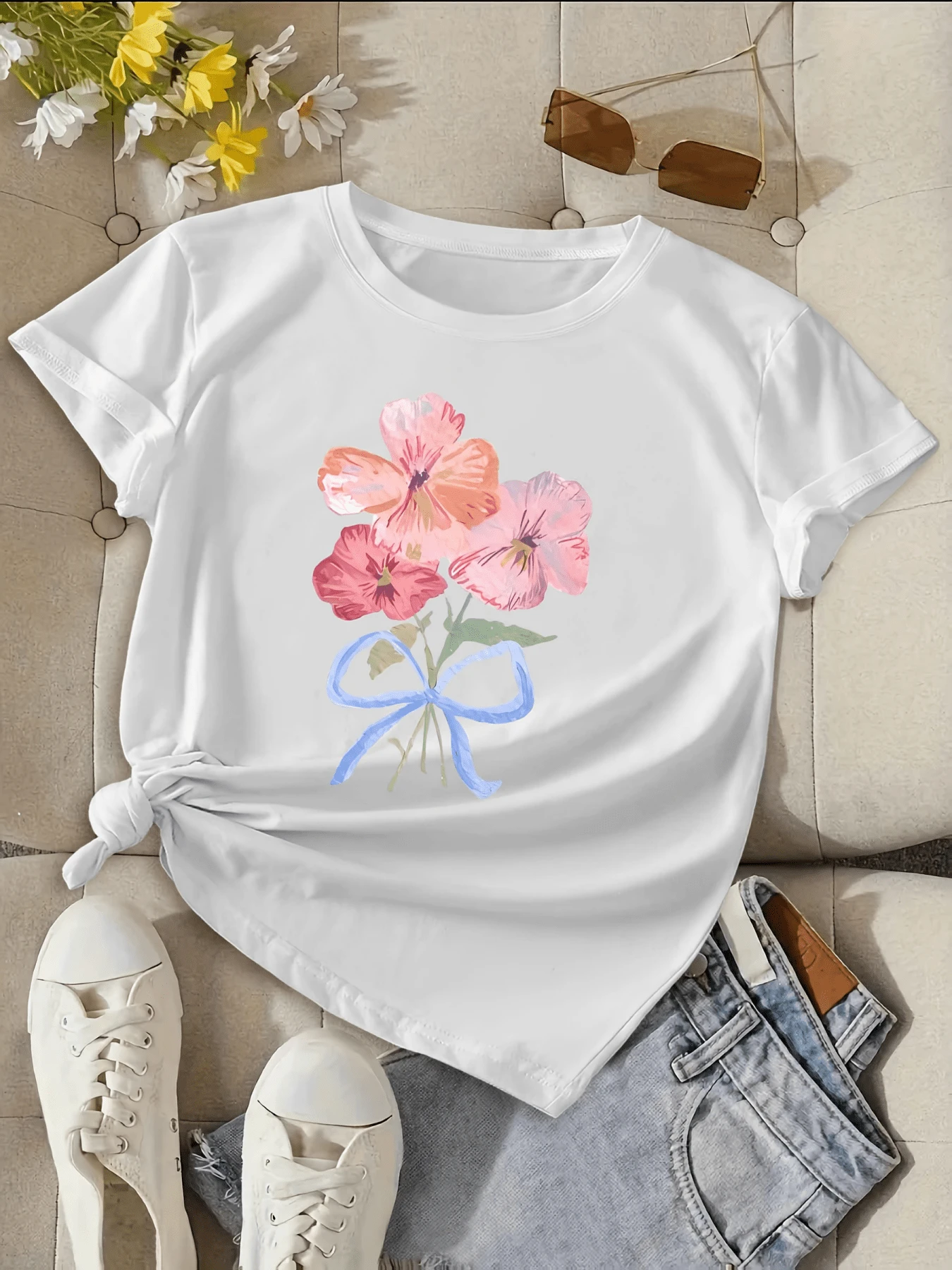 A Bouquet Of Pink Flowers Tied With A Blue Ribbon Symbolizes Tenderness, Hope, And Joy-Perfect For Reflecting A Delicate And Optimistic Spirit. A Comfortable And Cool Casual Women's T-Shirt For Everyday Wear. - 白色 - 查看 1