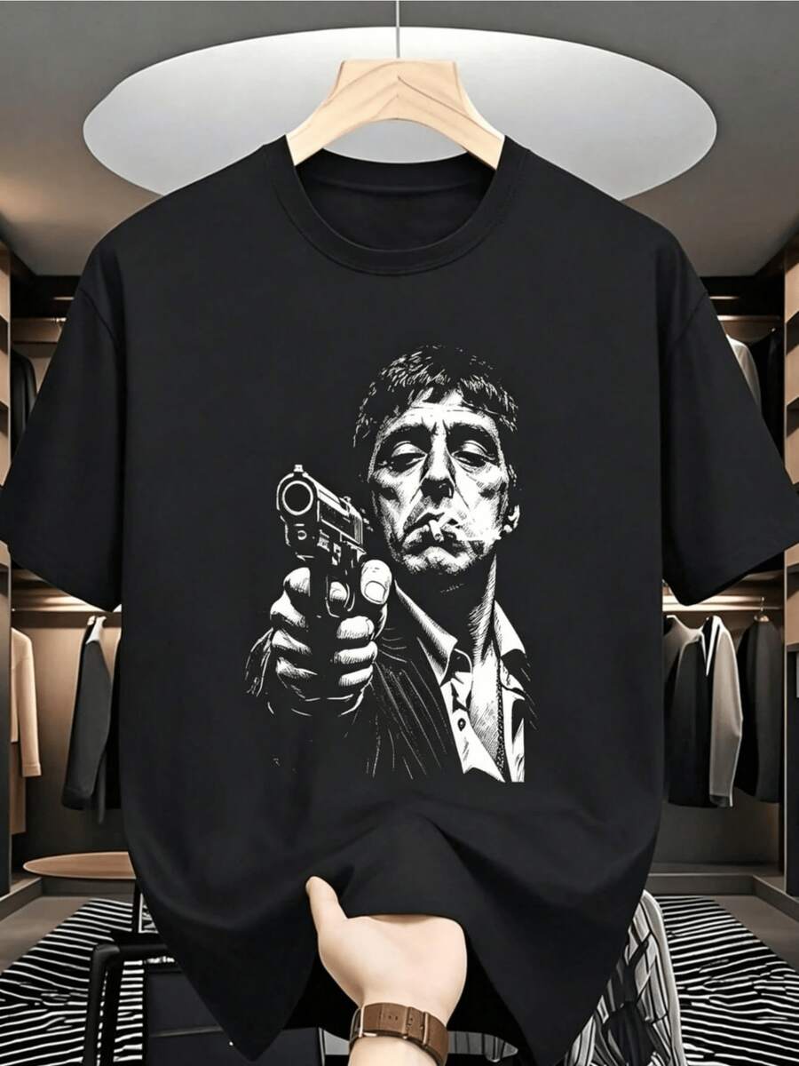 A Black And White Figure Of A Man Pointing Forward Symbolizes Strength, Determination, And Courage In An Intense Urban Scene. A Modern, Casual, Comfortable, And Stylish Women's T-Shirt. - 黑色 - 查看 1