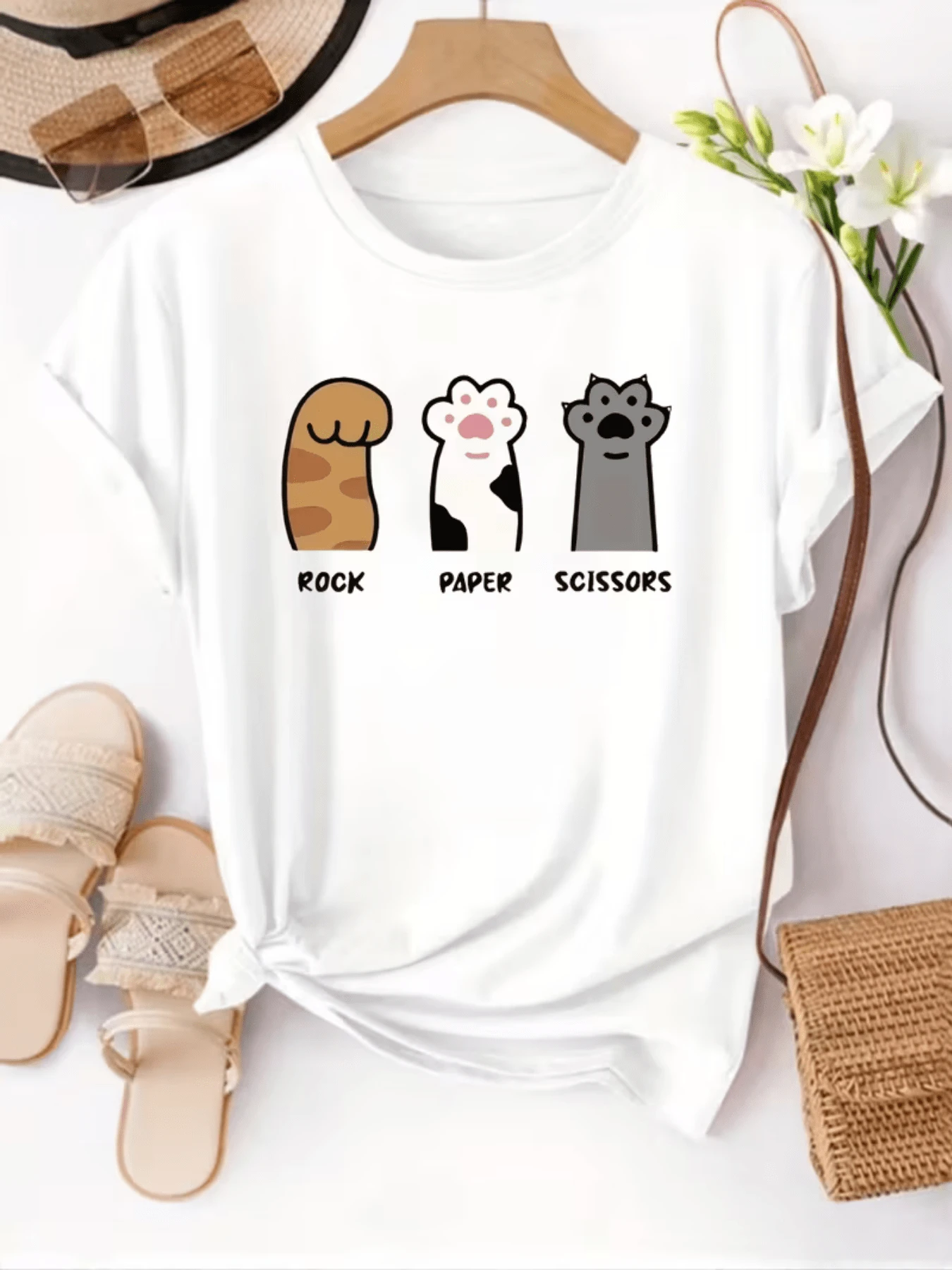 Three Playful Cat Paws Represent The Classic Game Rock-Paper-Scissors, Conveying Humor, Tenderness, And Love For Animals In A Modern And Casual Women's T-Shirt Design. - 白色 - 查看 1