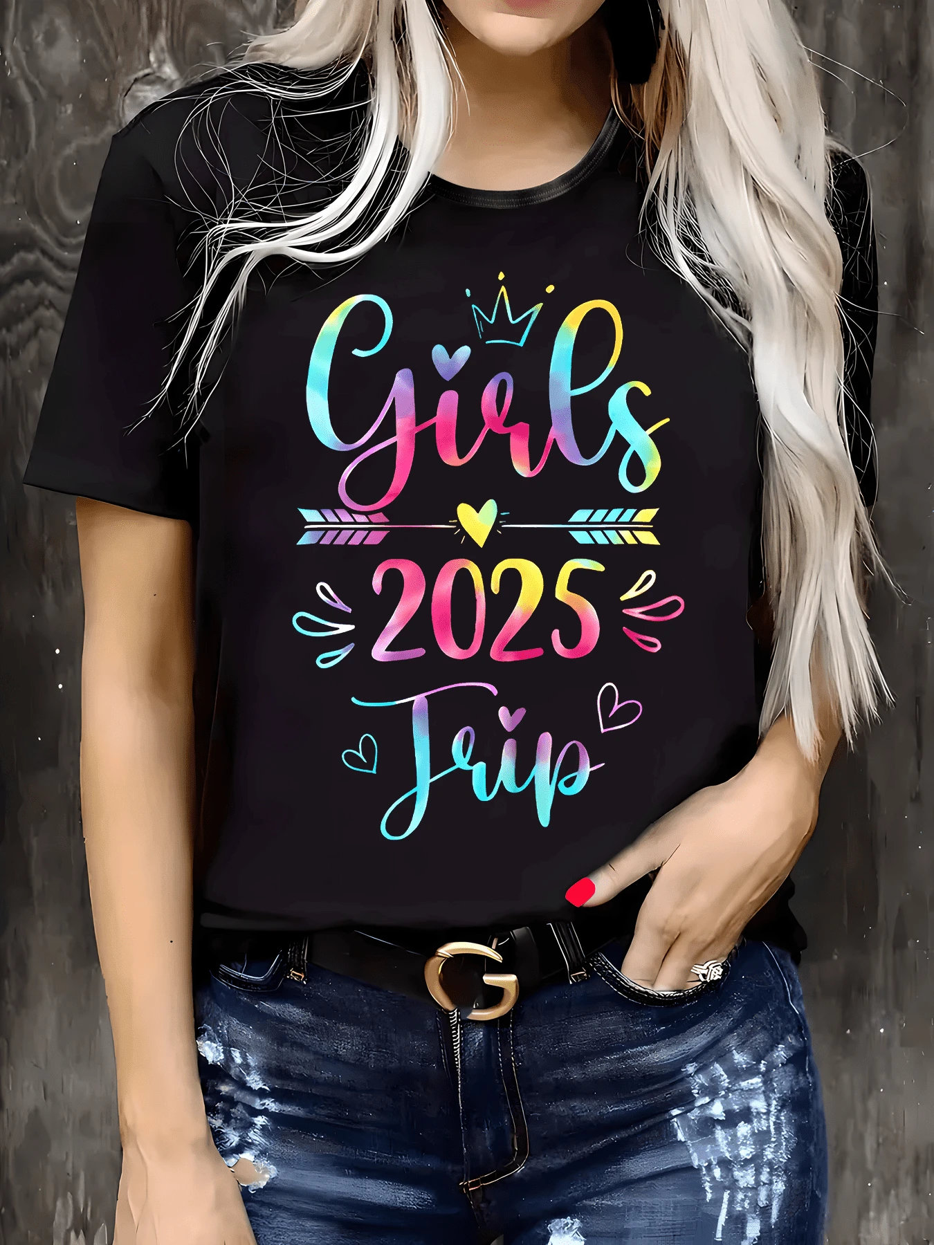 Coronas corazones y flechas multicolores simbolizan amistad alegría y viajes especiales del año 2025 ideal para celebrar momentos únicos camiseta de mujer casual moderna y cómoda - Negro - Ver 1