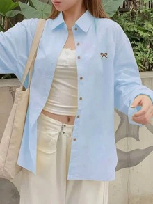 女款時尚黃色聚酯纖維襯衫，立領、落肩設計，附可愛蝴蝶結刺繡 - 淺色水洗藍 - 查看 3
