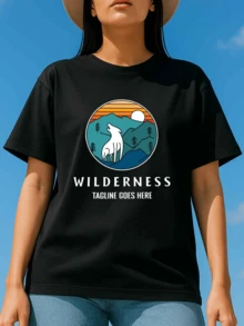 Lobo aullando bajo el sol poniente entre montañas azules y bosques de pinos que evoca n la fuerza interior y la conexión con la naturaleza salvaje - Negro - Ver 6