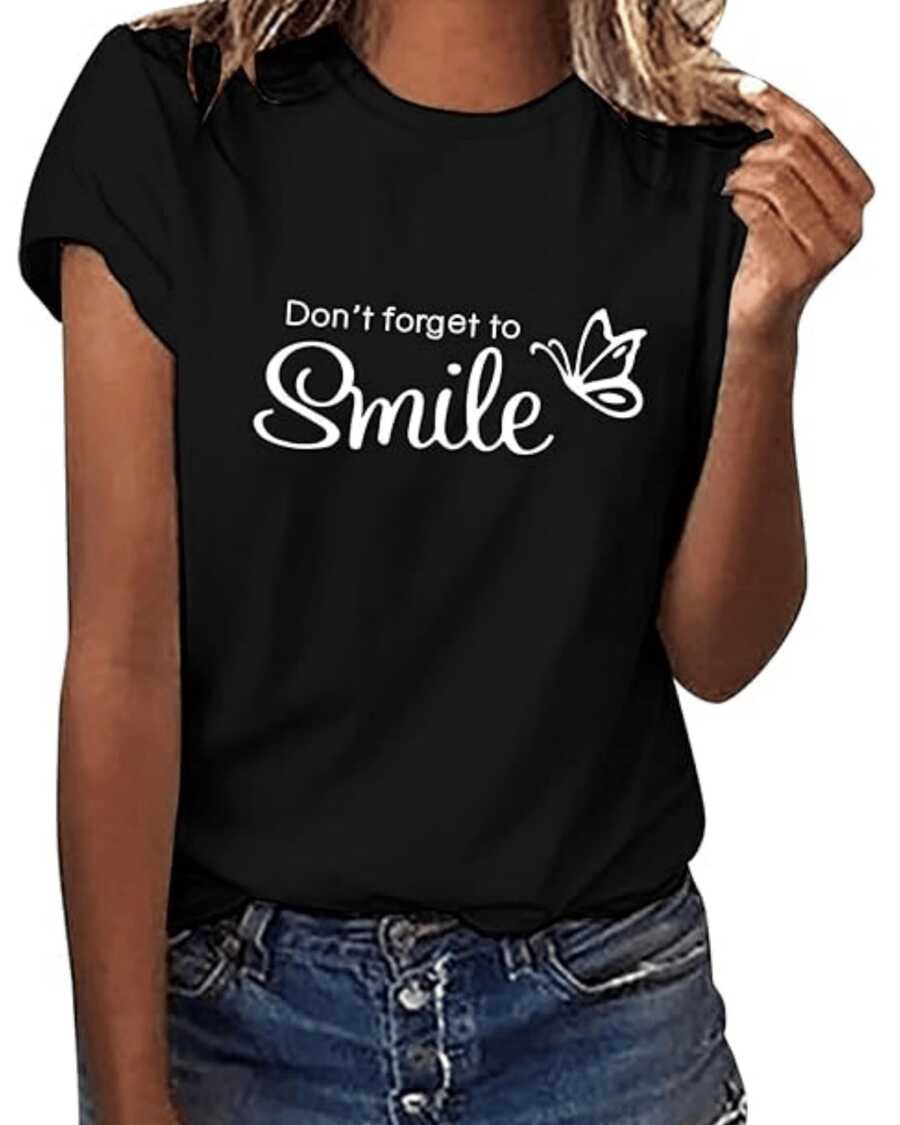 Motivational Phrase With A Butterfly That Inspires Joy And Reminds Us Of The Importance Of Smiling In Life's Simple Moments. Comfortable And Modern Casual Women's T-Shirt For Everyday Wear. - 黑色 - 查看 1