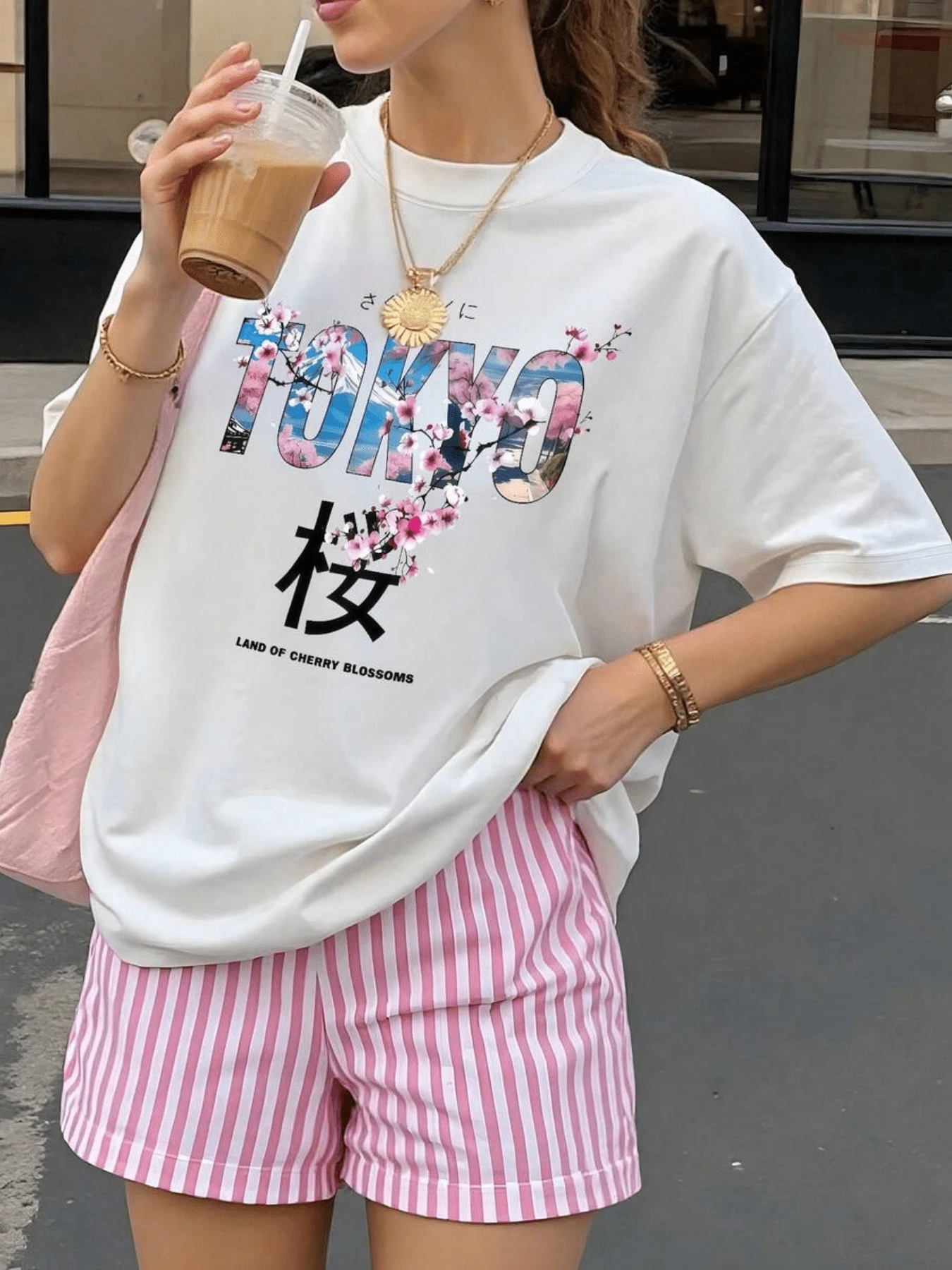 Cherry Blossoms And Artistic Lettering Evoke The Beauty Of Tokyo With A Modern Urban Touch, Reflecting Serenity And Freshness. Comfortable Casual Women's T-Shirt For Summer - 白色 - 查看 1