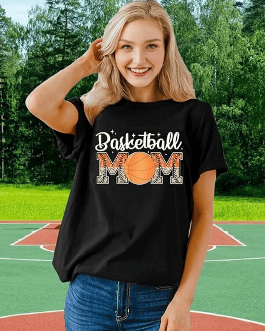 Basketball Figure With Decorative Lettering Expressing Maternal Pride, Sports Passion, And Positive Energy. Ideal For Women Who Support And Love This Game. Comfortable Casual Women's T-Shirt For Everyday Wear. - 黑色 - 查看 1