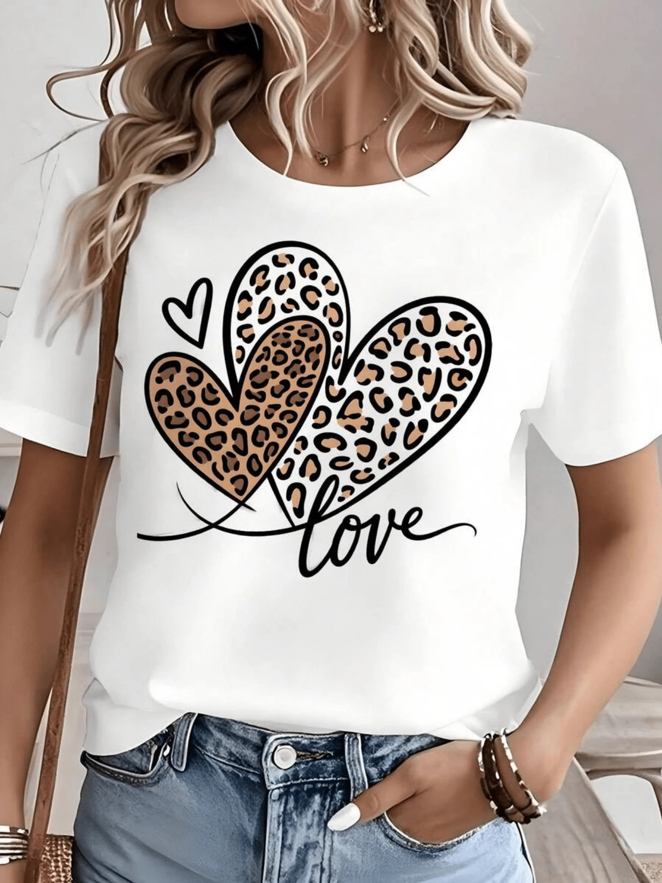 Hearts With A Leopard Print Symbolizing Passion And Wild Energy, Along With A Positive Love Message, Are Ideal For Conveying Confidence And Femininity. This Modern, Comfortable, Casual Women's T-Shirt Is Perfect For Everyday Wear. - 白色 - 查看 1