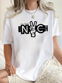 A Peace Symbol Formed By A Hand Conveying Positive Energy And Urban Spirit, With The Letters NYC Representing The Union Of Queens, Bronx, Brooklyn, And Manhattan. A Modern, Comfortable, Casual Women's T-Shirt For Everyday Wear. - 白色 - 查看 1