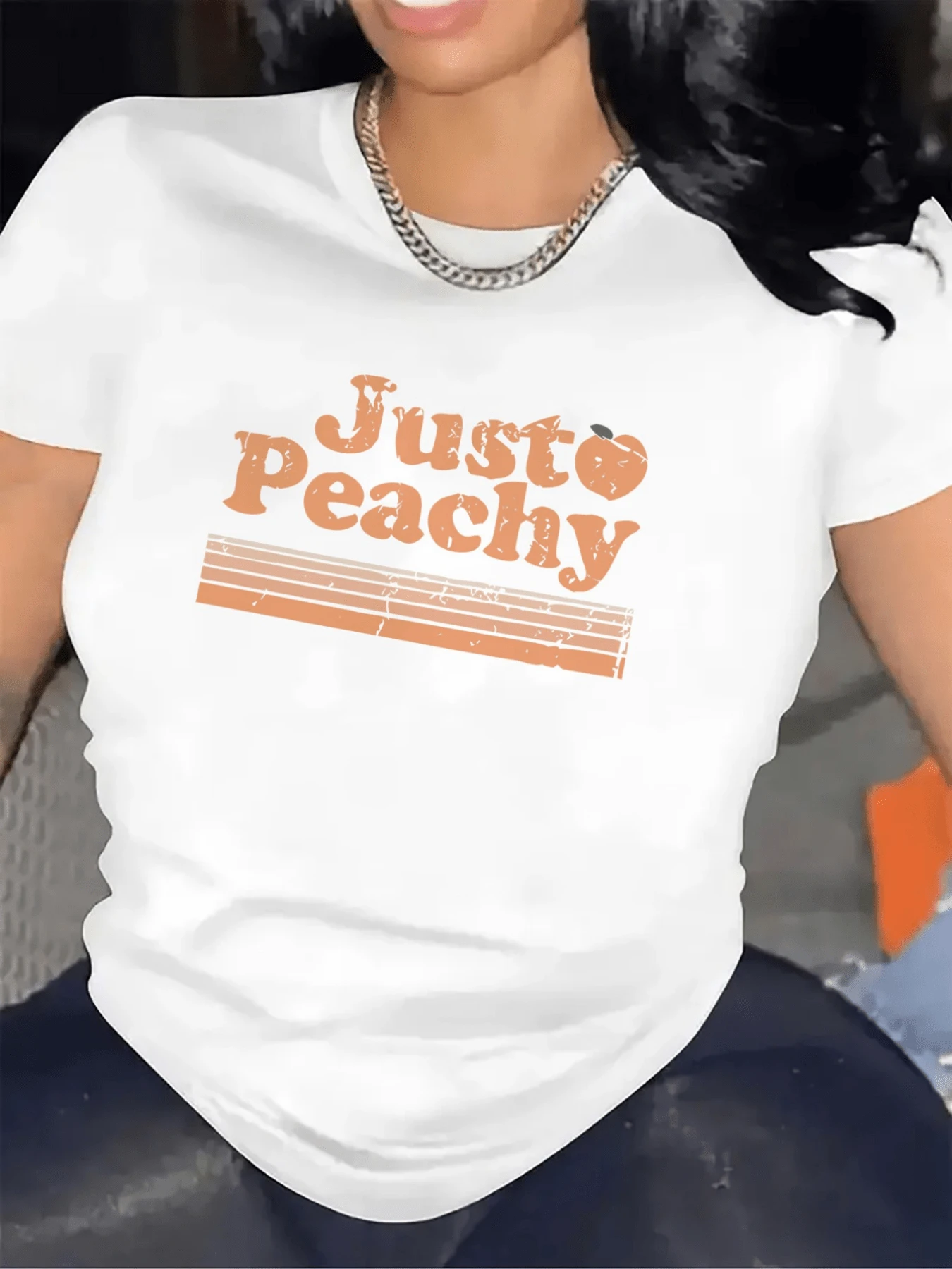 It Symbolizes A Cheerful And Optimistic Attitude With Large Letters That Stand Out Against A Dark Background, Accompanied By A Small Peach That Evokes Sweetness And Energy. Comfortable Casual Women's T-Shirt With A Positive Message For Everyday Wear - 白色 - 查看 1