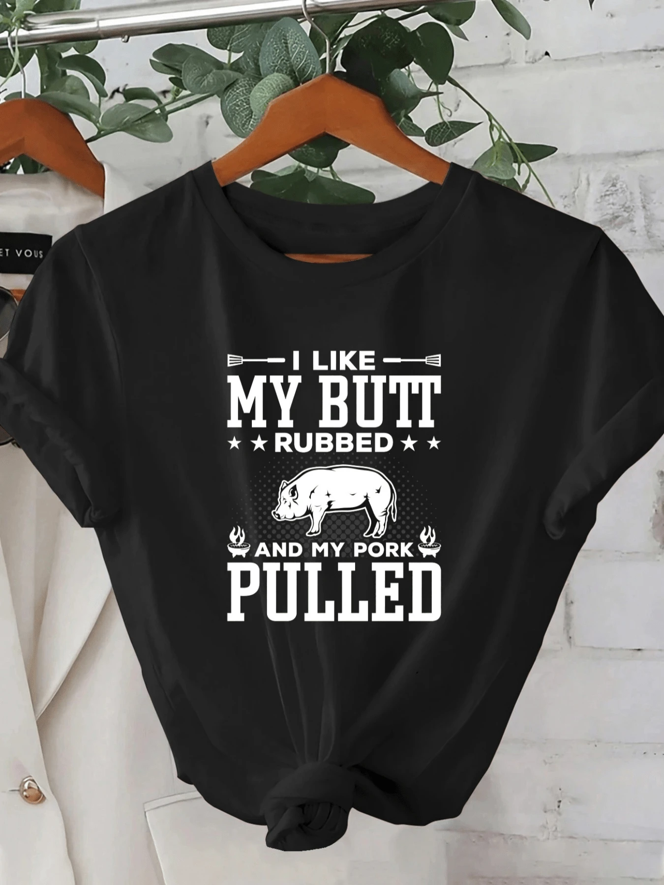 Funny Text With A Pig, A Symbol Of Love For Barbecues And Outdoor Cooking, Showing Fun Humor And A Relaxed Attitude. Comfortable Casual Women's T-Shirt For Summer. - 黑色 - 查看 1