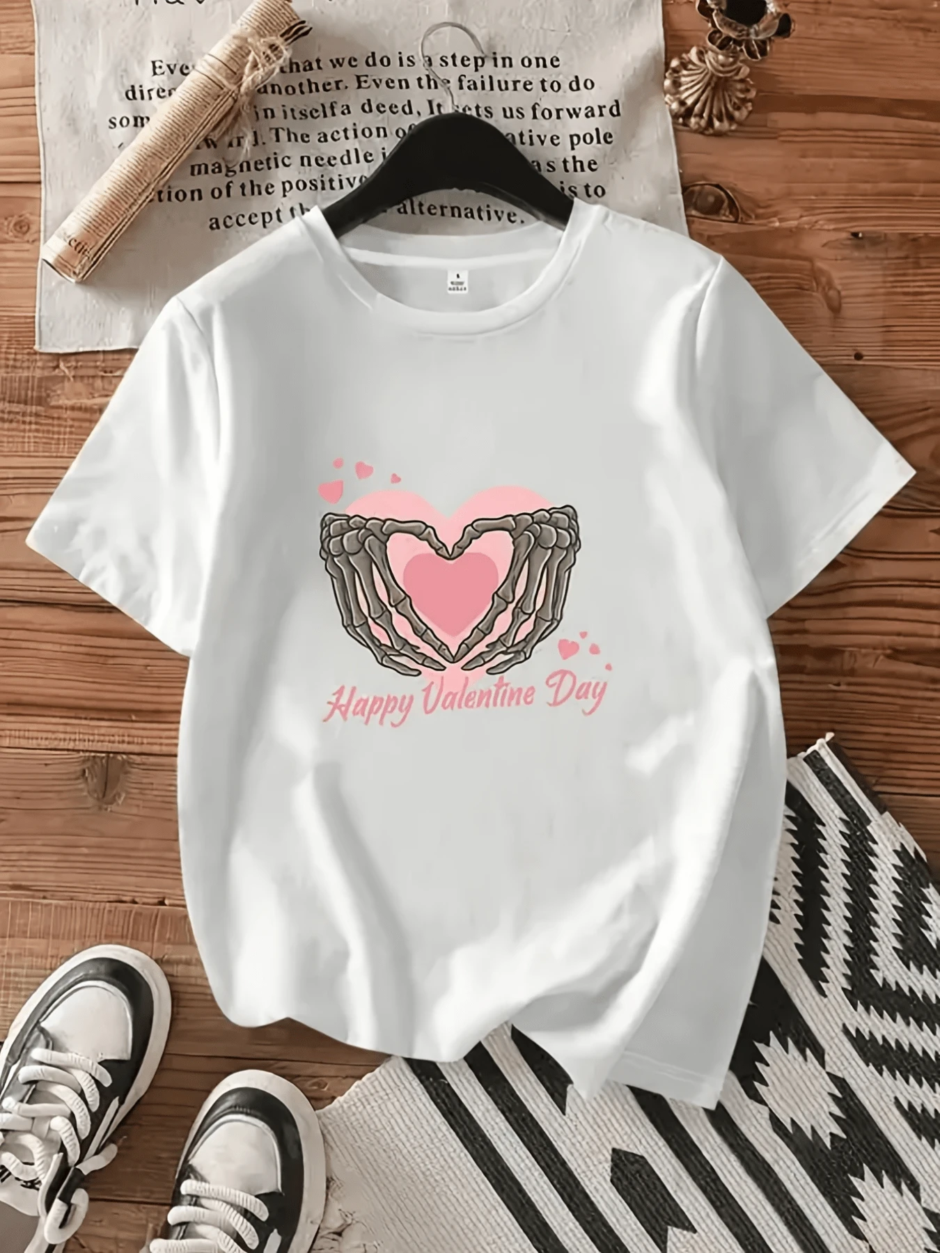 Calm Cat Wearing Glasses Next To Colorful Books And Flowers, Reflecting A Love Of Reading And Moments Of Calm. Comfortable Casual Women's T-Shirt For Everyday Wear. - 白色 - 查看 1