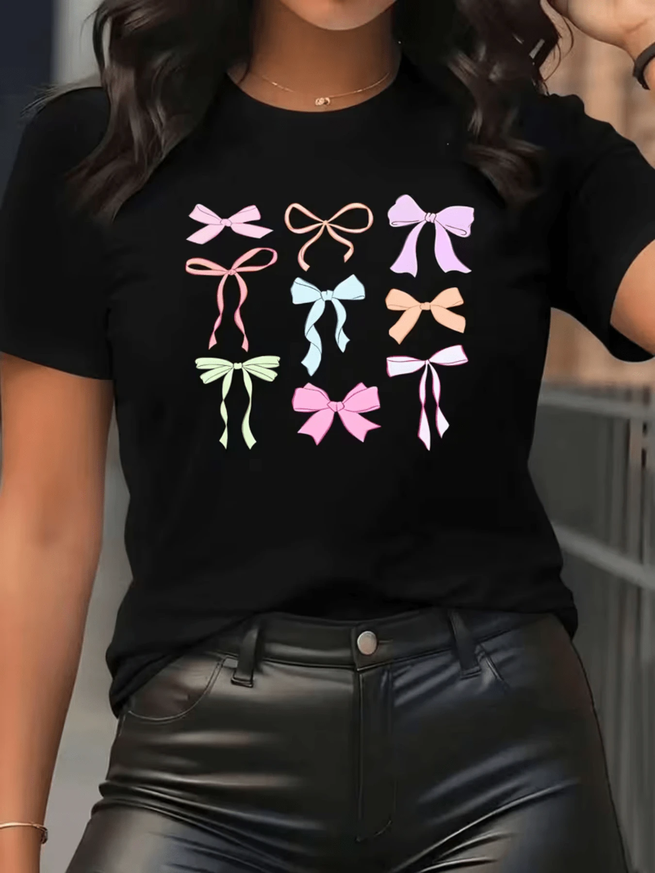 Pastel-Colored Ribbons Represent Sweetness, Joy, And Optimism With Soft Shapes That Evoke Youth And Elegance. A Modern, Comfortable, Casual Women's T-Shirt For Summer And Everyday Wear. - 黑色 - 查看 1