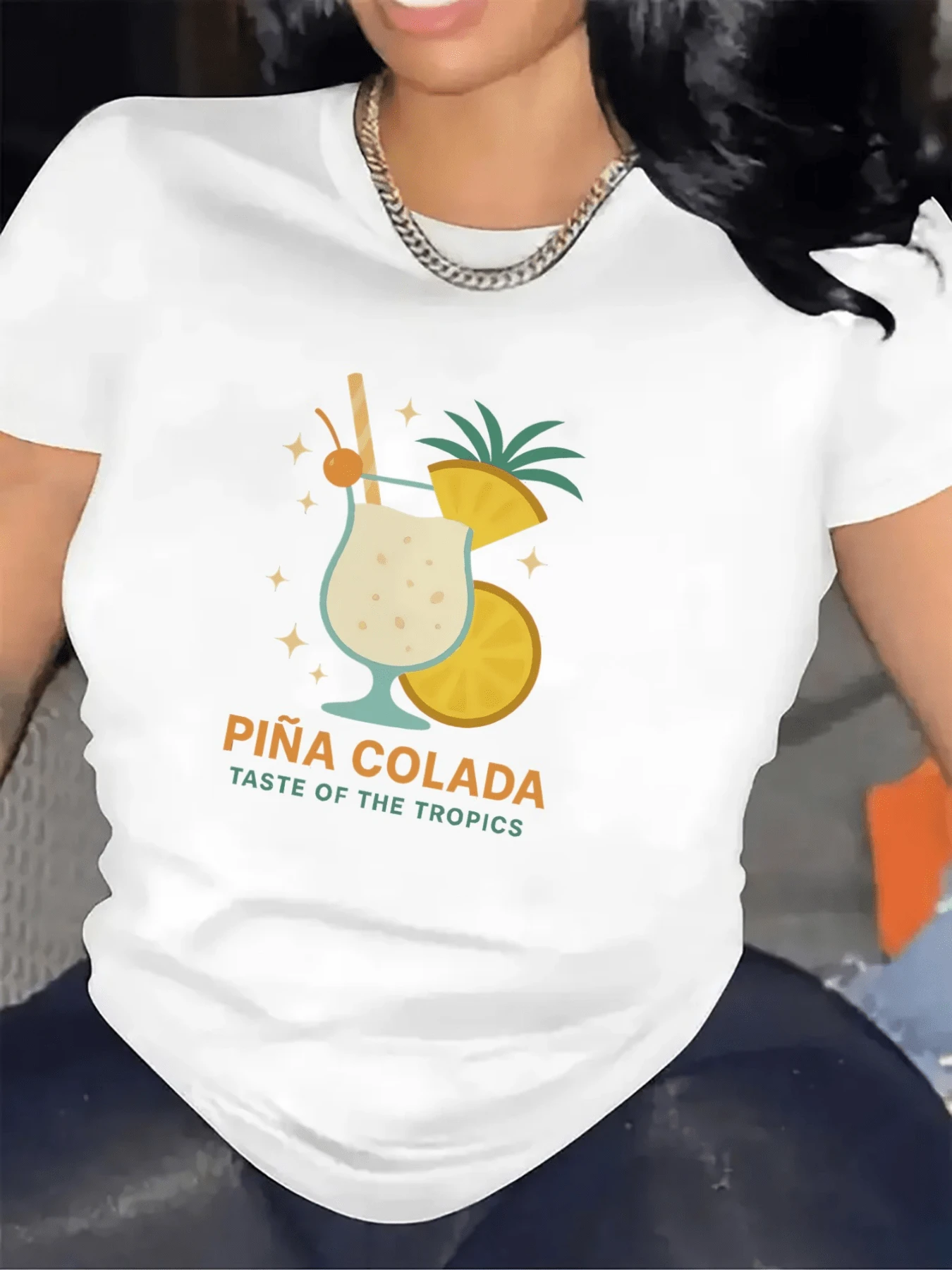 Tropical Cocktail With Juicy Pineapple, Ice, And Cherry That Evokes Summer Freshness, Ideal For Bringing Joy And Flavor To Every Day. Comfortable Casual Women's T-Shirt For Everyday Wear. - 白色 - 查看 1