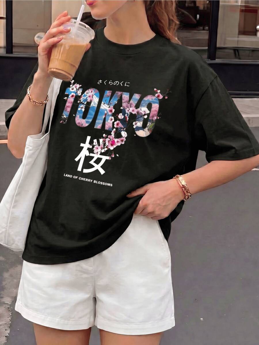 Cherry Blossoms That Evoke The Ephemeral Beauty Of Nature And The Serenity Of A Walk Under The Flowering Trees; Women's T-Shirt With City Print And Modern Japanese Lettering - 黑色 - 查看 1