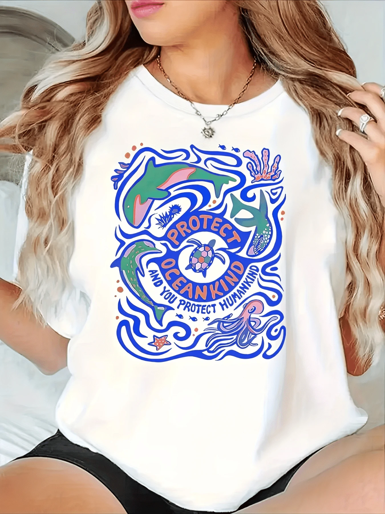 Delfines y tortugas rodeados de corales simbolizan la armonía del mar y la conexión entre humanidad y naturaleza inspirando cuidado del océano camiseta de mujer moderna y cómoda - Blanco - Ver 1