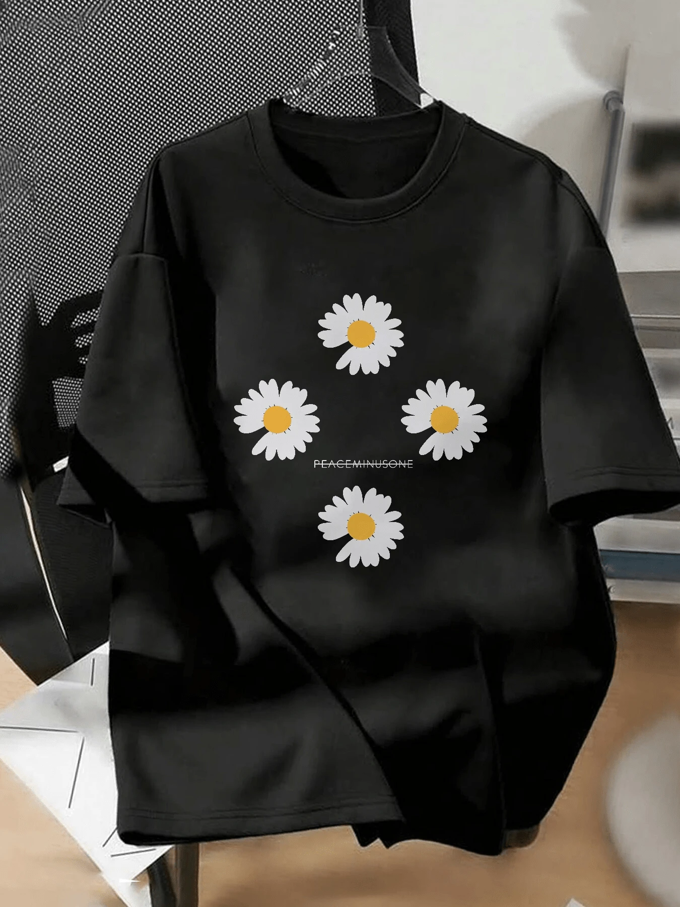 White Daisy Flowers Symbolizing Purity, Hope, And Positive Energy Against A Dark Background Convey Calm And Elegance. A Modern, Comfortable, Casual Women's T-Shirt For Everyday Wear. - 黑色 - 查看 1
