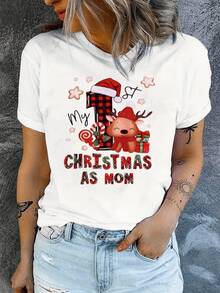 Smiling Reindeer Wearing A Christmas Hat Surrounded By Gifts, Candy Canes, And Stars Symbolizing Family Joy And Festive Spirit. Women's Christmas T-Shirt. - 白色 - 查看 1