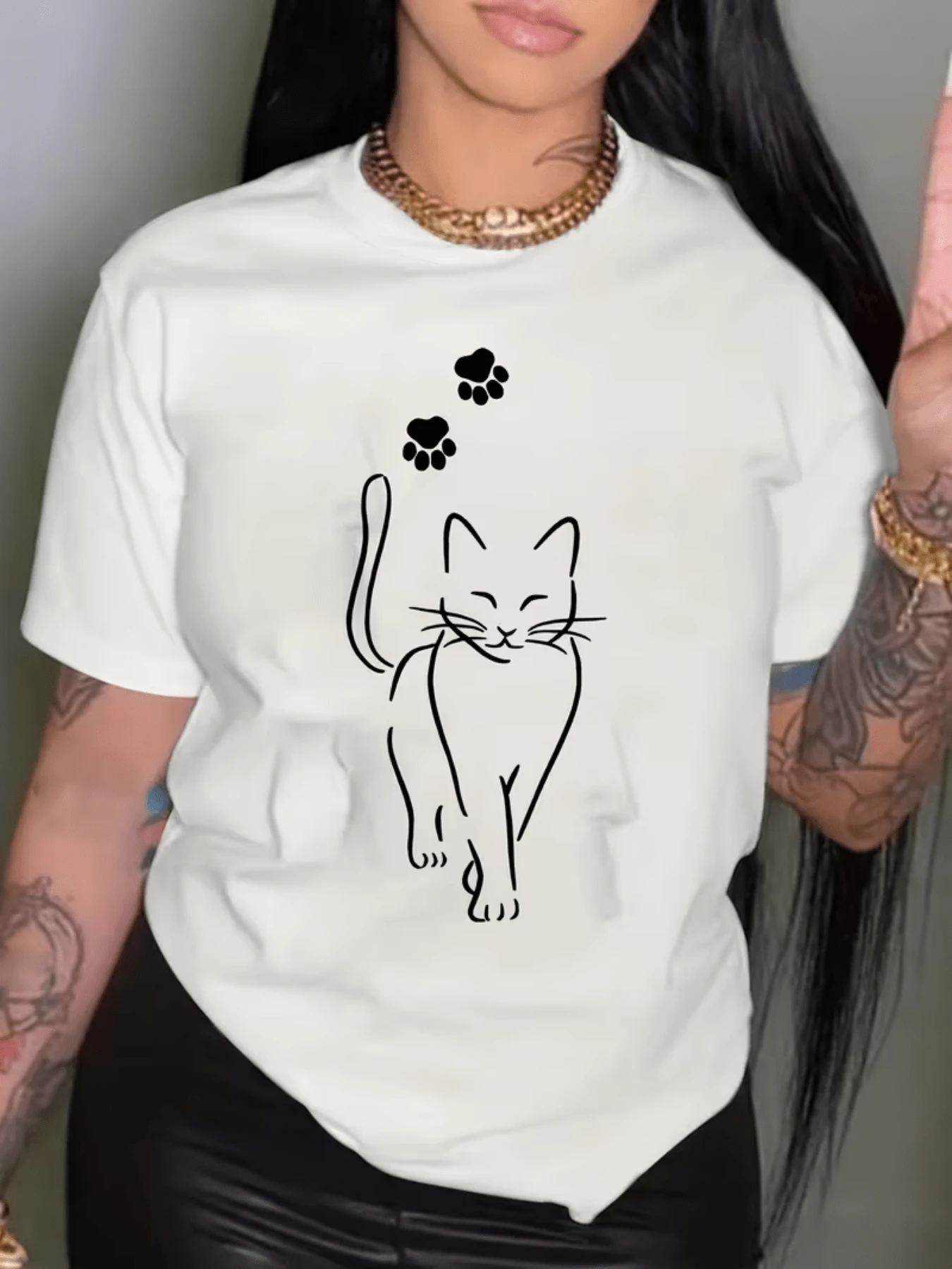 A Cat Walking With Paw Prints Above Its Head Symbolizes Independence, Elegance, And Serenity-Perfect For Reflecting A Love For Animals And Free Energy. A Comfortable, Casual Women's T-Shirt For Everyday Wear. - 白色 - 查看 1