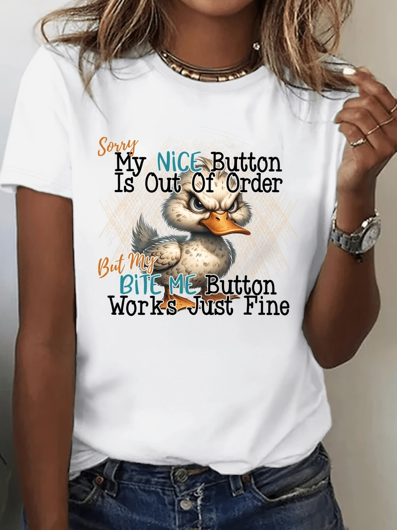 Duck With A Defiant Expression Symbolizing Determination And A Strong Attitude Towards Life, With Funny Phrases That Convey Humor And Character. Comfortable White Casual Women's T-Shirt For Everyday Wear - 白色 - 查看 1
