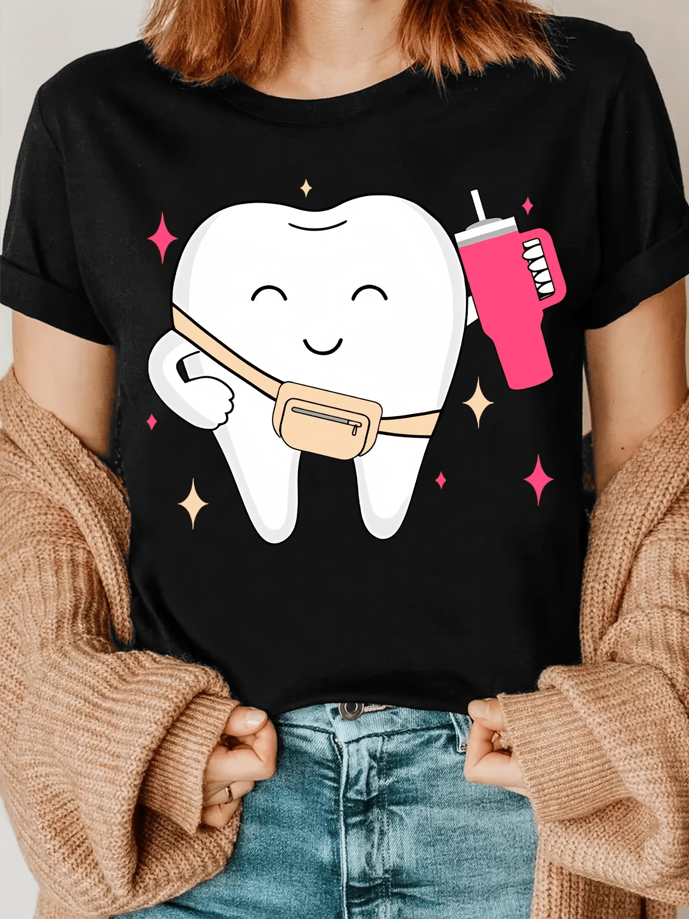 Smiling Tooth With A Front Bag And Pink Drink Conveys Joy And Energy, Combining Tenderness And Humor In A Casual, Comfortable, And Modern Women's T-Shirt Style - 黑色 - 查看 1