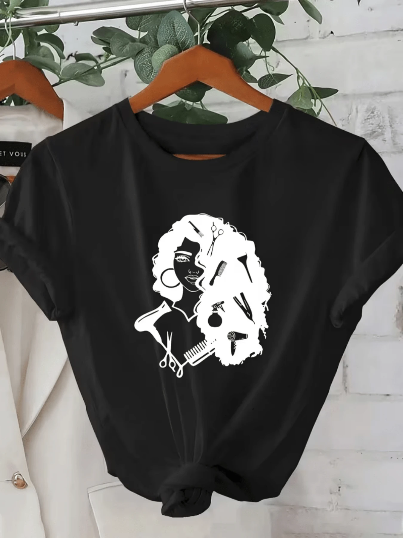 Figure Of A Woman With Hairdressing Tools Representing Creativity And Passion For The Art Of Hair; Modern, Comfortable, And Versatile Casual Women's T-Shirt - 黑色 - 查看 1