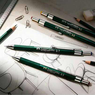 Bút chì bấm Faber-Castell, thân màu xanh lá cây đậm mờ với kẹp và đầu bút bằng kim loại, ngòi chống gãy giúp viết trơn tru, lý tưởng cho văn phòng, trường học và gia đình, dụng cụ hoàn hảo cho học sinh và nghệ sĩ để phác thảo, viết và vẽ.