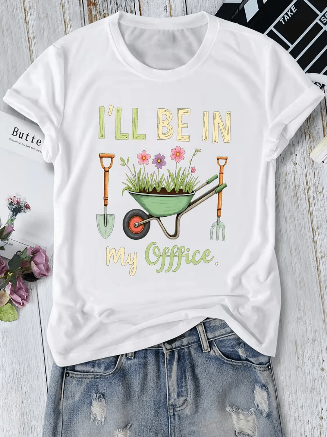 Green Wheelbarrow With Colorful Flowers And Gardening Tools Symbolizing Love For Nature And Tranquility While Caring For Plants; Comfortable Casual Women's T-Shirt For Everyday Wear - 白色 - 查看 1