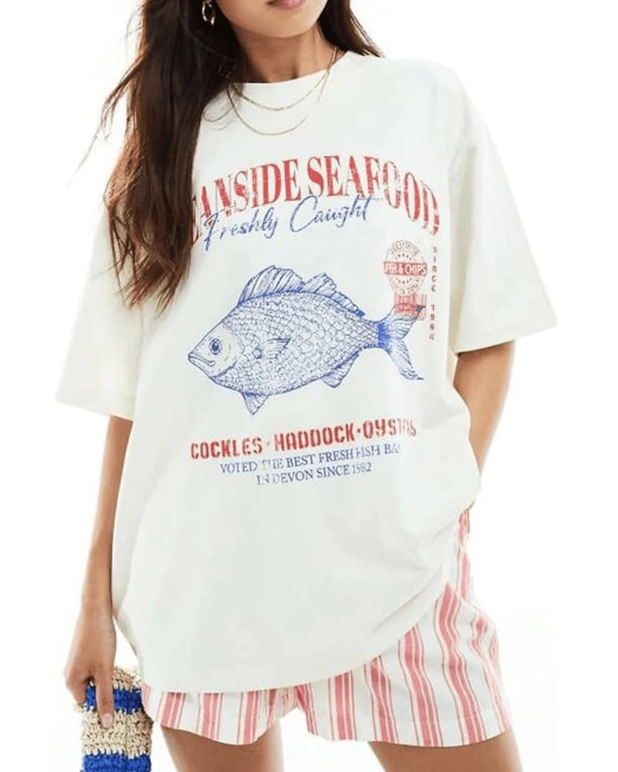 Blue Fish With Marine Lettering Evoke The Freshness Of The Ocean And . Ideal For Those Who Love The Breeze And Summer. Comfortable And Modern Casual Women's T-Shirt For Everyday Wear. - 白色 - 查看 1