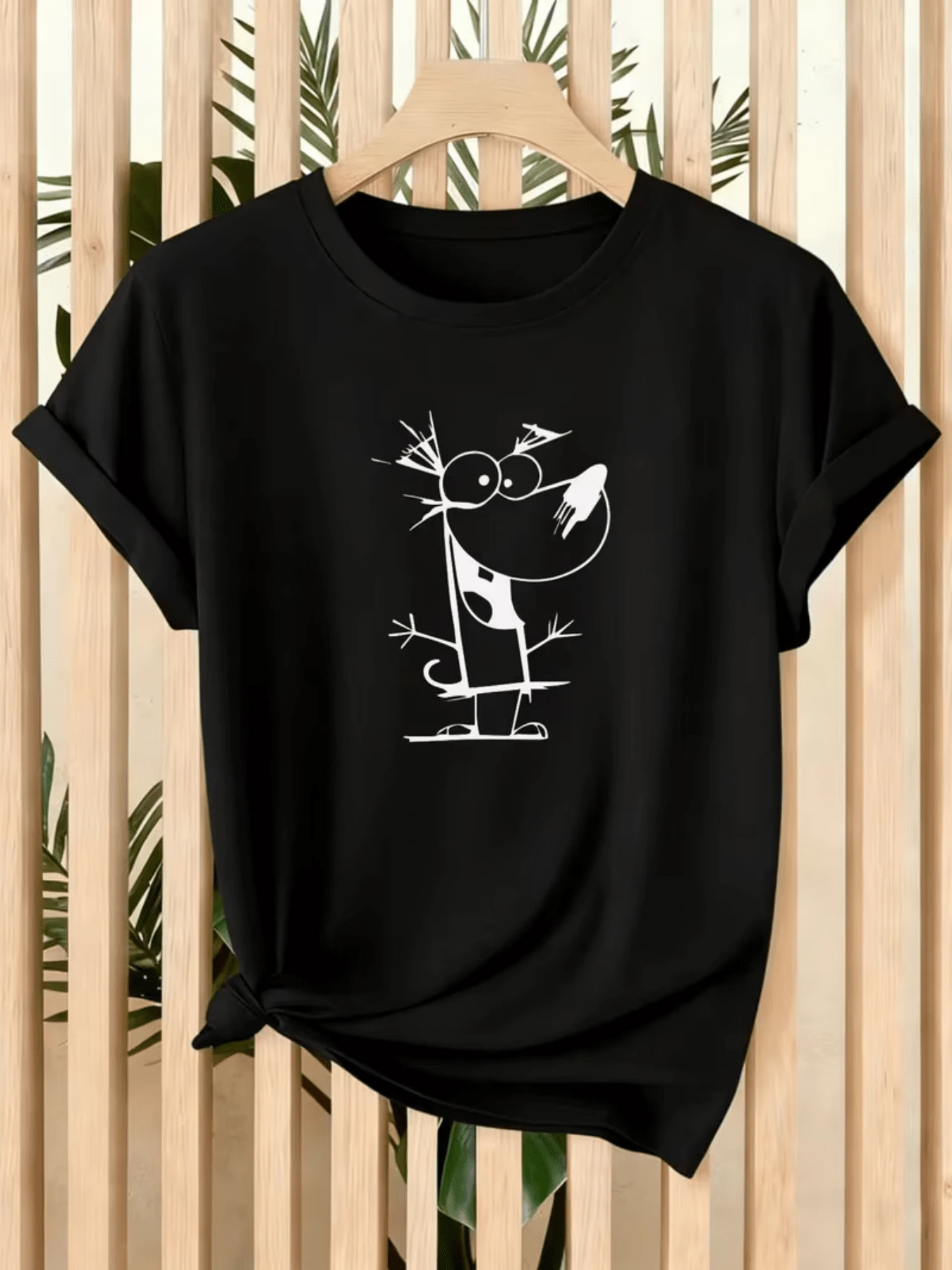 Funny Cat With A Cheerful Expression That Conveys Humor And Positive Energy With Simple And Modern Lines That Evoke Spontaneity And Artistic Style. Casual And Comfortable Women's T-Shirt For Everyday Wear. - 黑色 - 查看 1